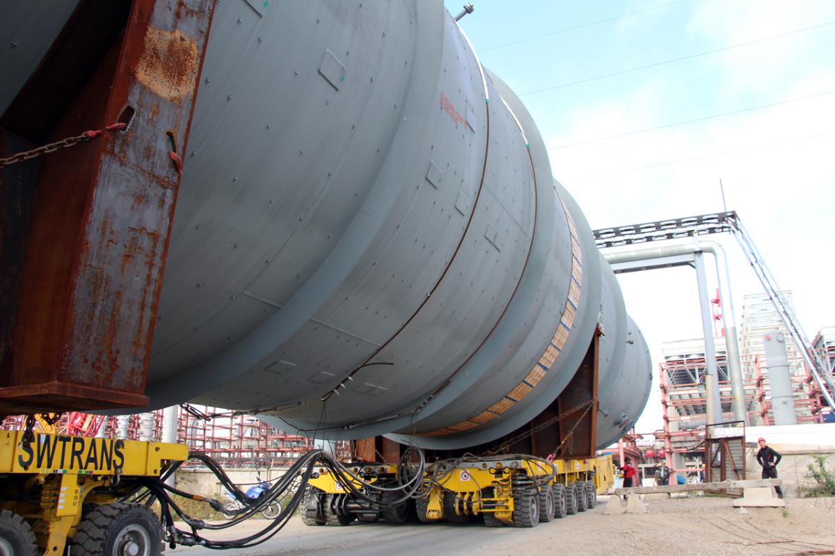 подъем и монтаж колонны гидрокрекинга 400 тонн