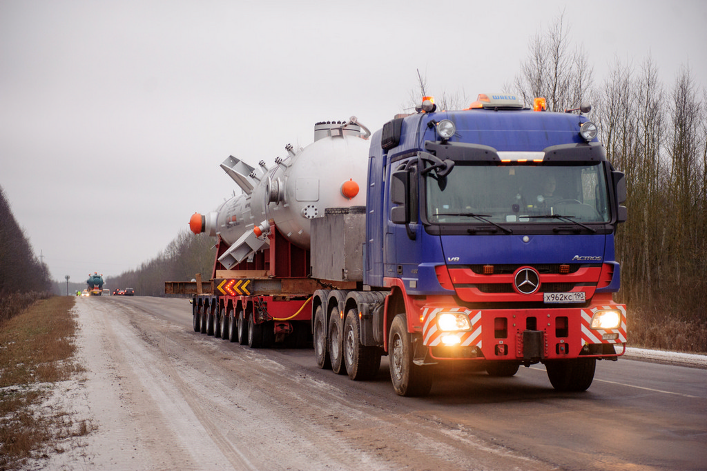 Группа перевозки грузов. Volvo 500 негабарит. Негабарит 46 Мерседес. Мерседес Аксор негабарит. Вольво трал.