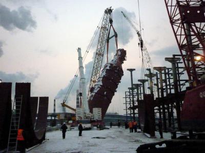 Монтажные работы по подъему колонны весом 240 тонн